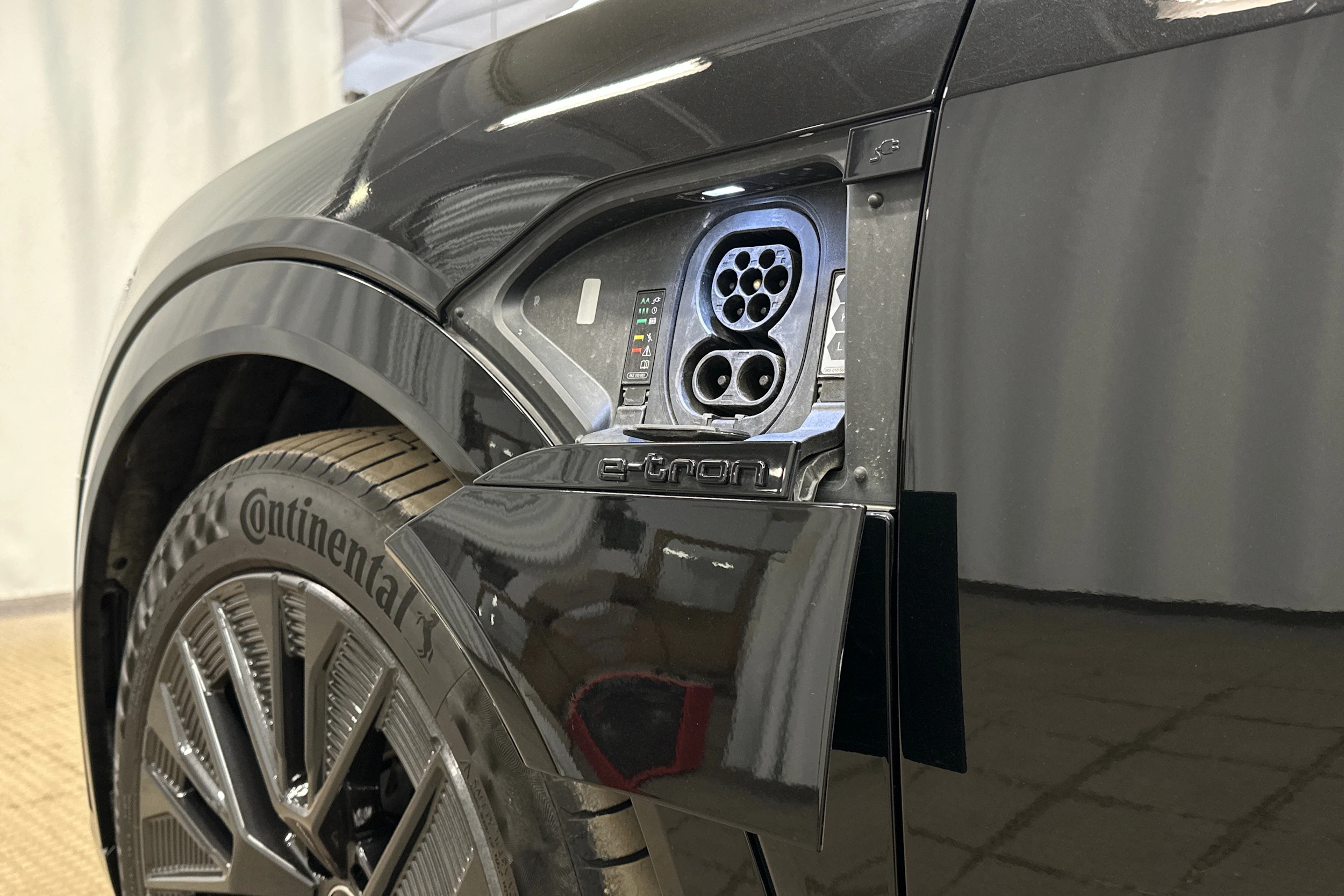 musta Audi Q8 e-tron 2024 kuva 34.