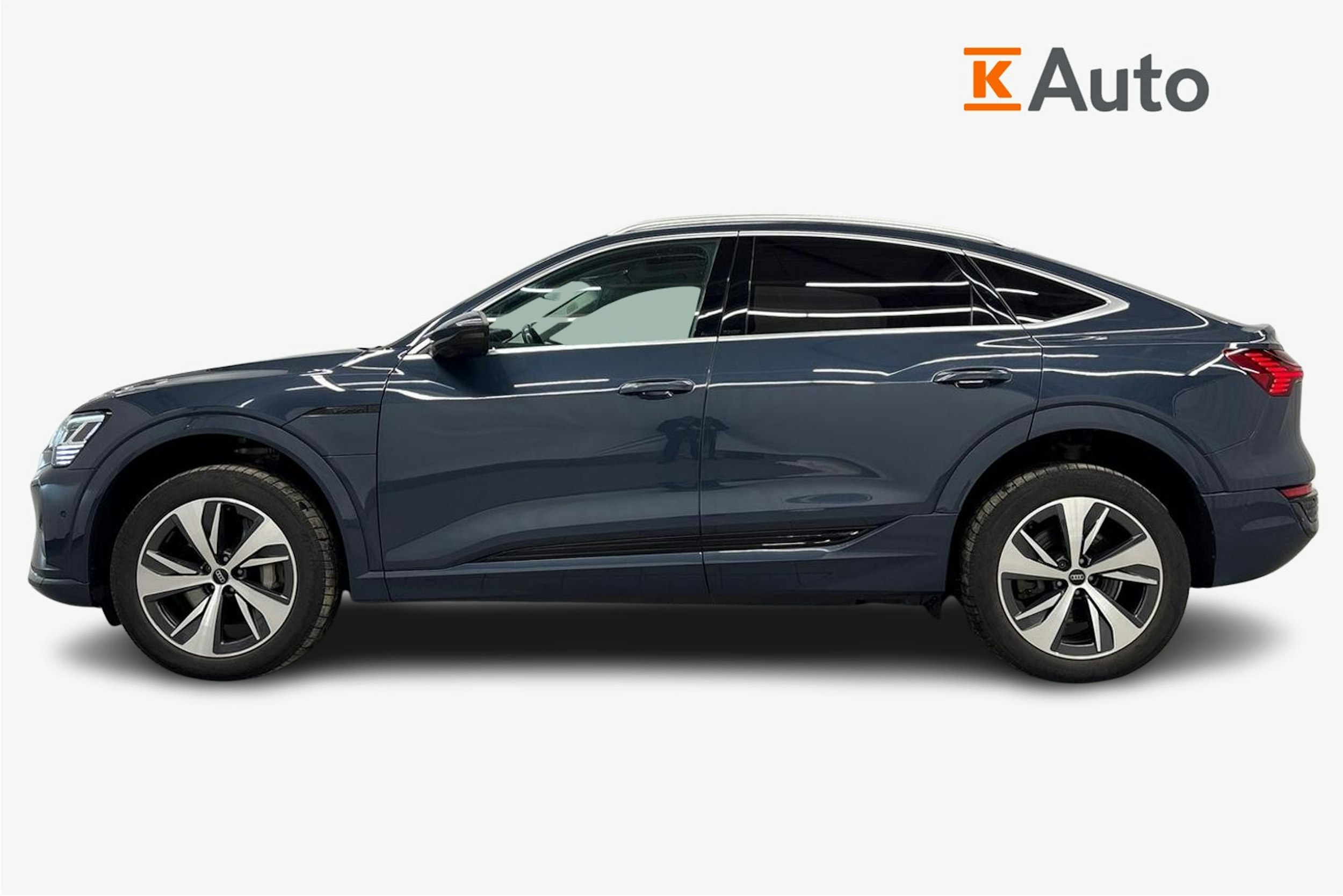 sininen Audi Q8 e-tron 2024 kuva 6.