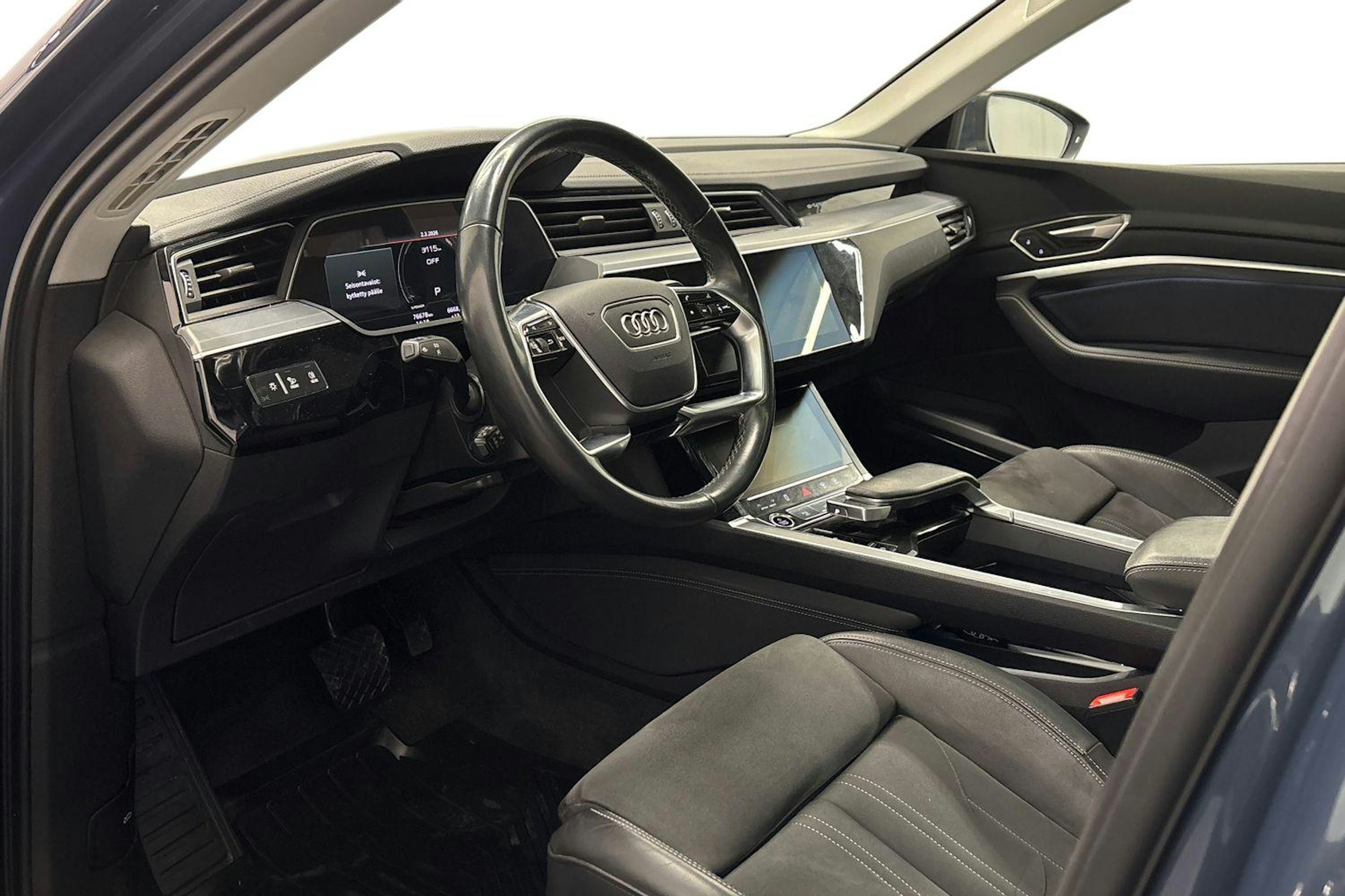 sininen Audi Q8 e-tron 2024 kuva 7.