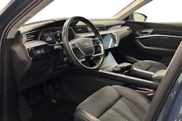 sininen Audi Q8 e-tron 2024 kuva 7.