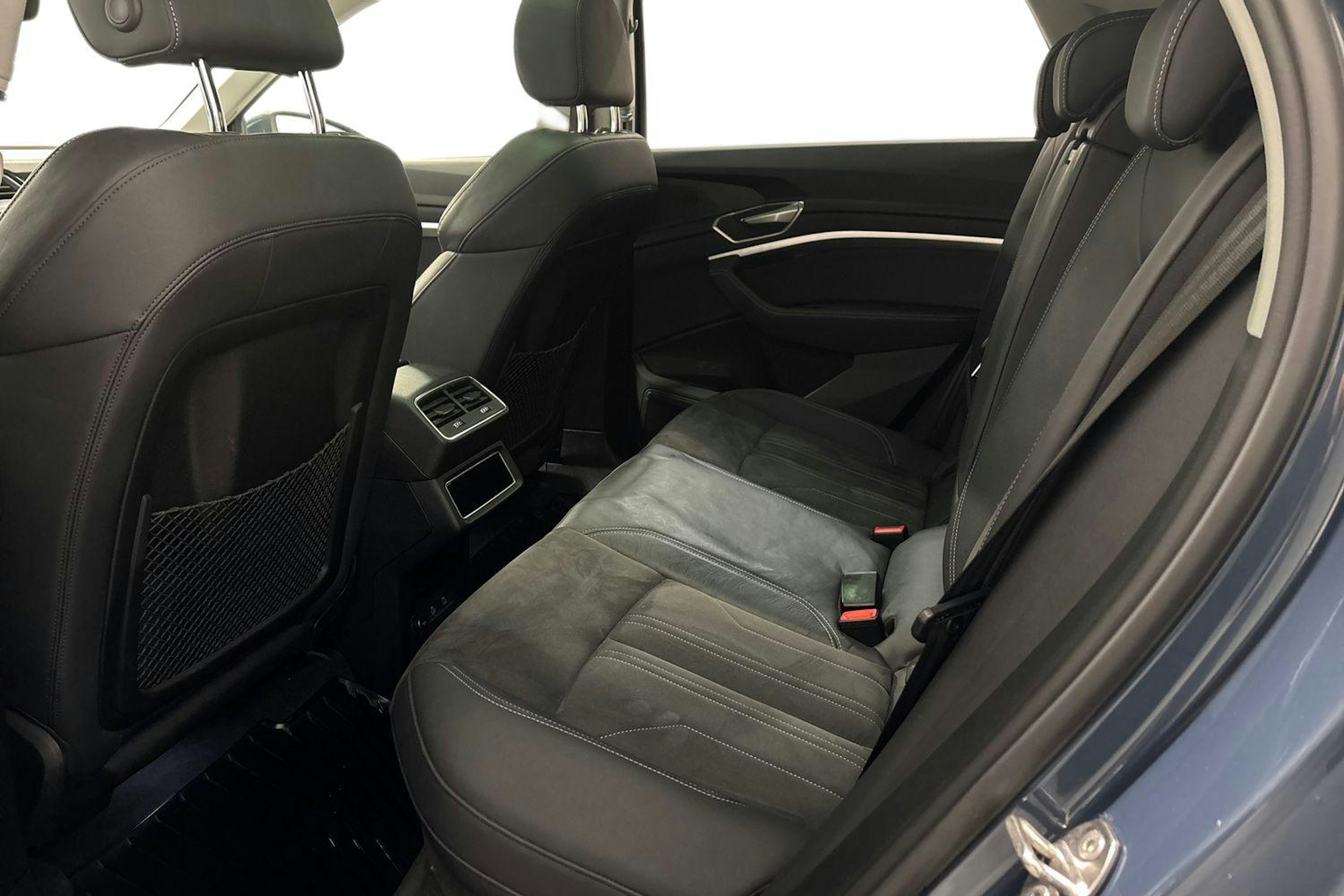 sininen Audi Q8 e-tron 2024 kuva 10.