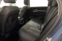 sininen Audi Q8 e-tron 2024 kuva 10.