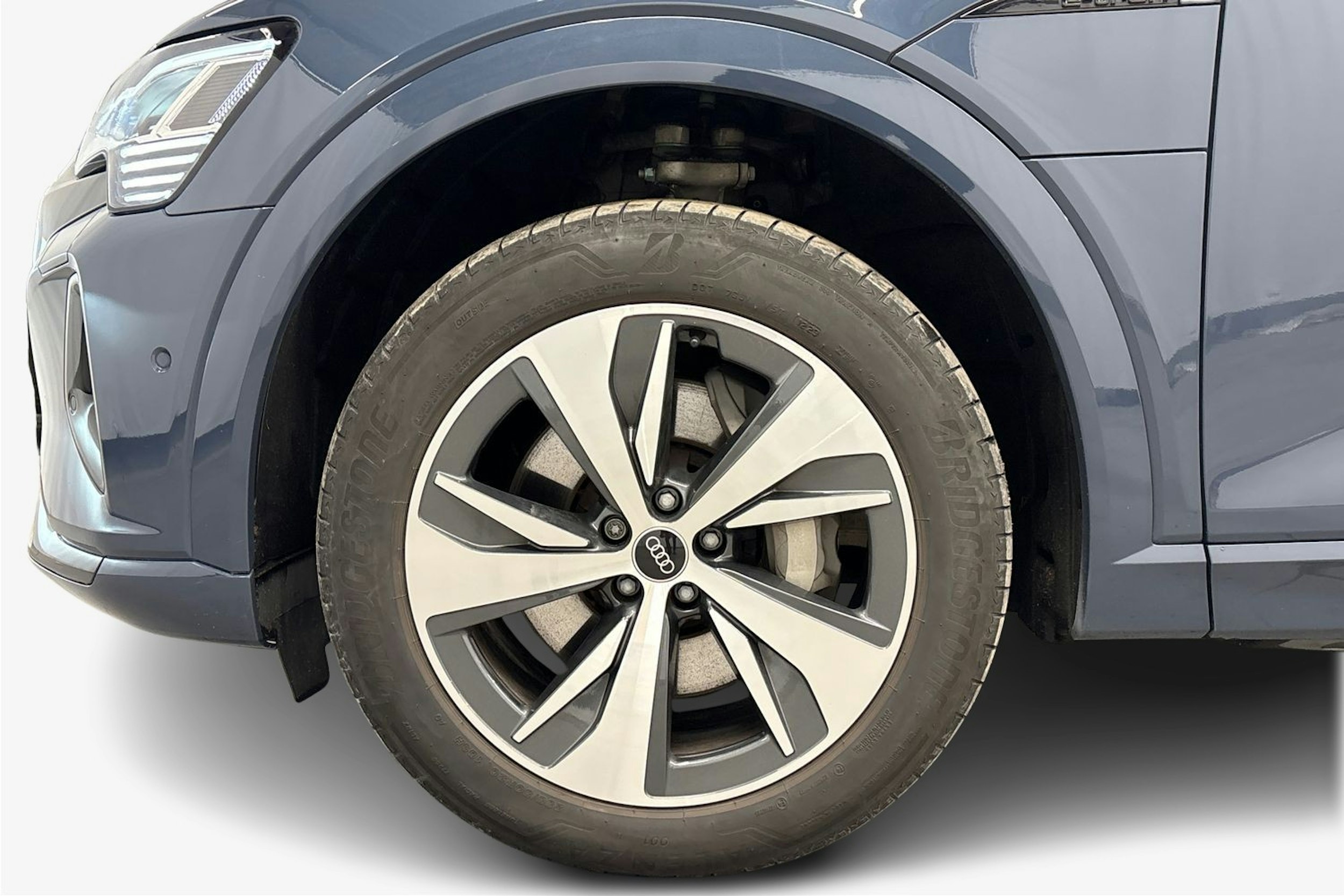 sininen Audi Q8 e-tron 2024 kuva 11.