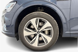 sininen Audi Q8 e-tron 2024 kuva 11.