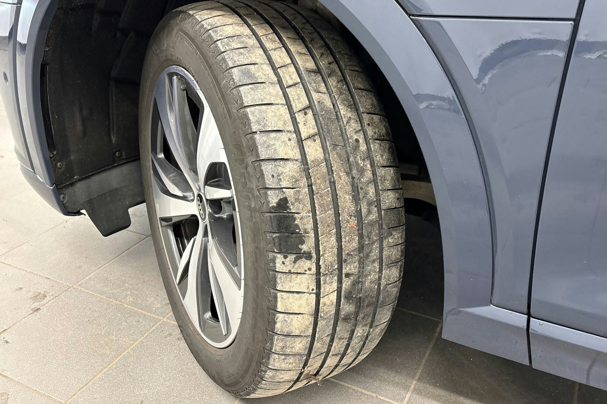 sininen Audi Q8 e-tron 2024 kuva 13.