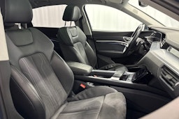 sininen Audi Q8 e-tron 2024 kuva 15.