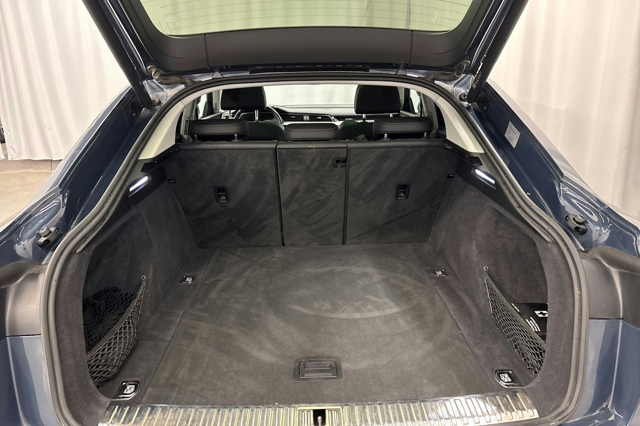 sininen Audi Q8 e-tron 2024 kuva 16.