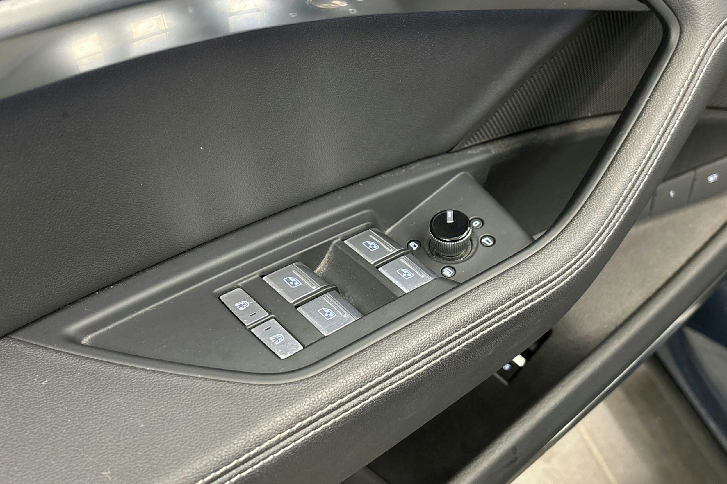 sininen Audi Q8 e-tron 2024 kuva 18.