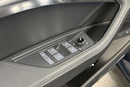 sininen Audi Q8 e-tron 2024 kuva 18.