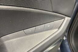 sininen Audi Q8 e-tron 2024 kuva 19.