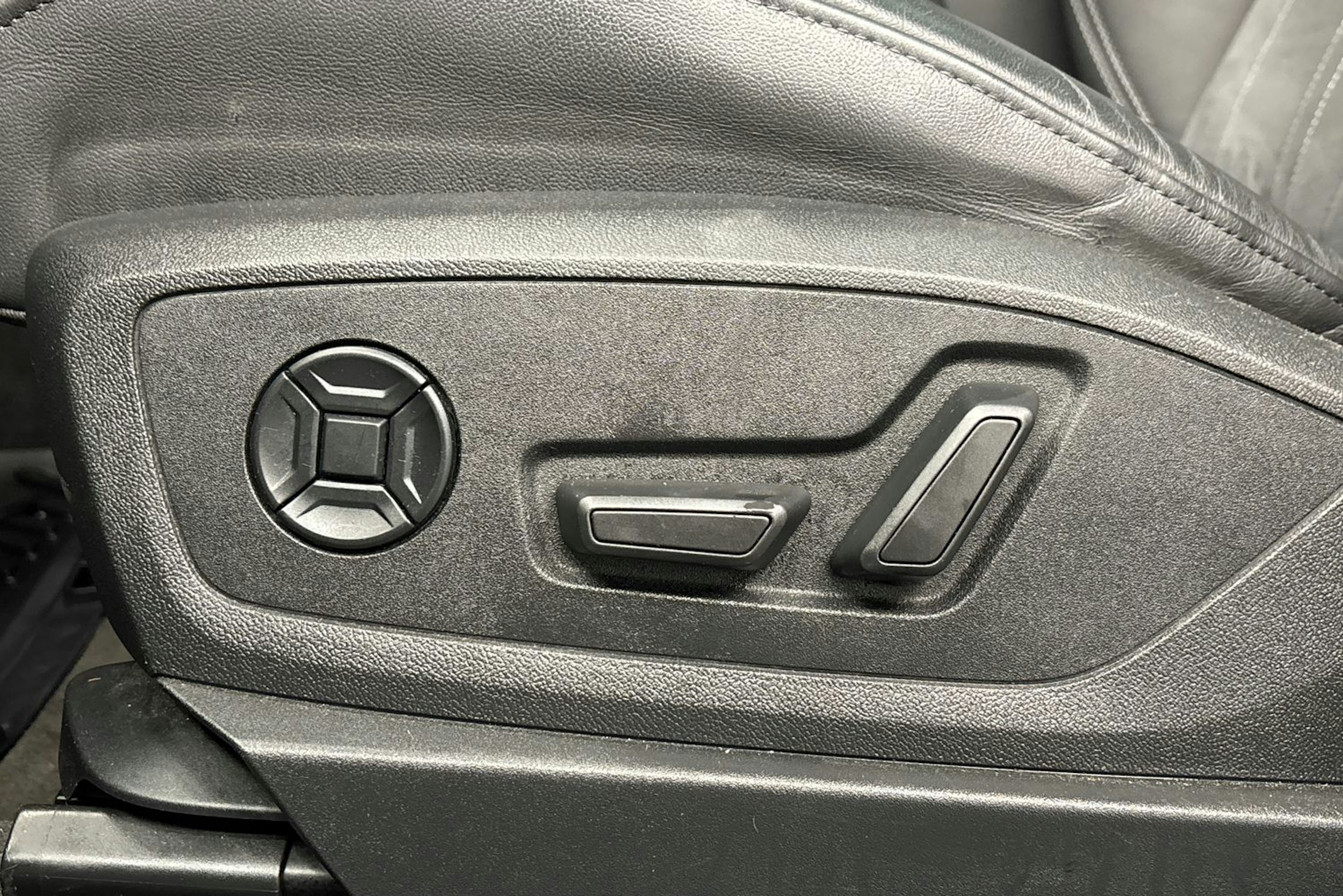 sininen Audi Q8 e-tron 2024 kuva 20.