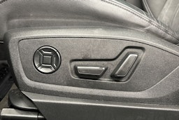 sininen Audi Q8 e-tron 2024 kuva 20.