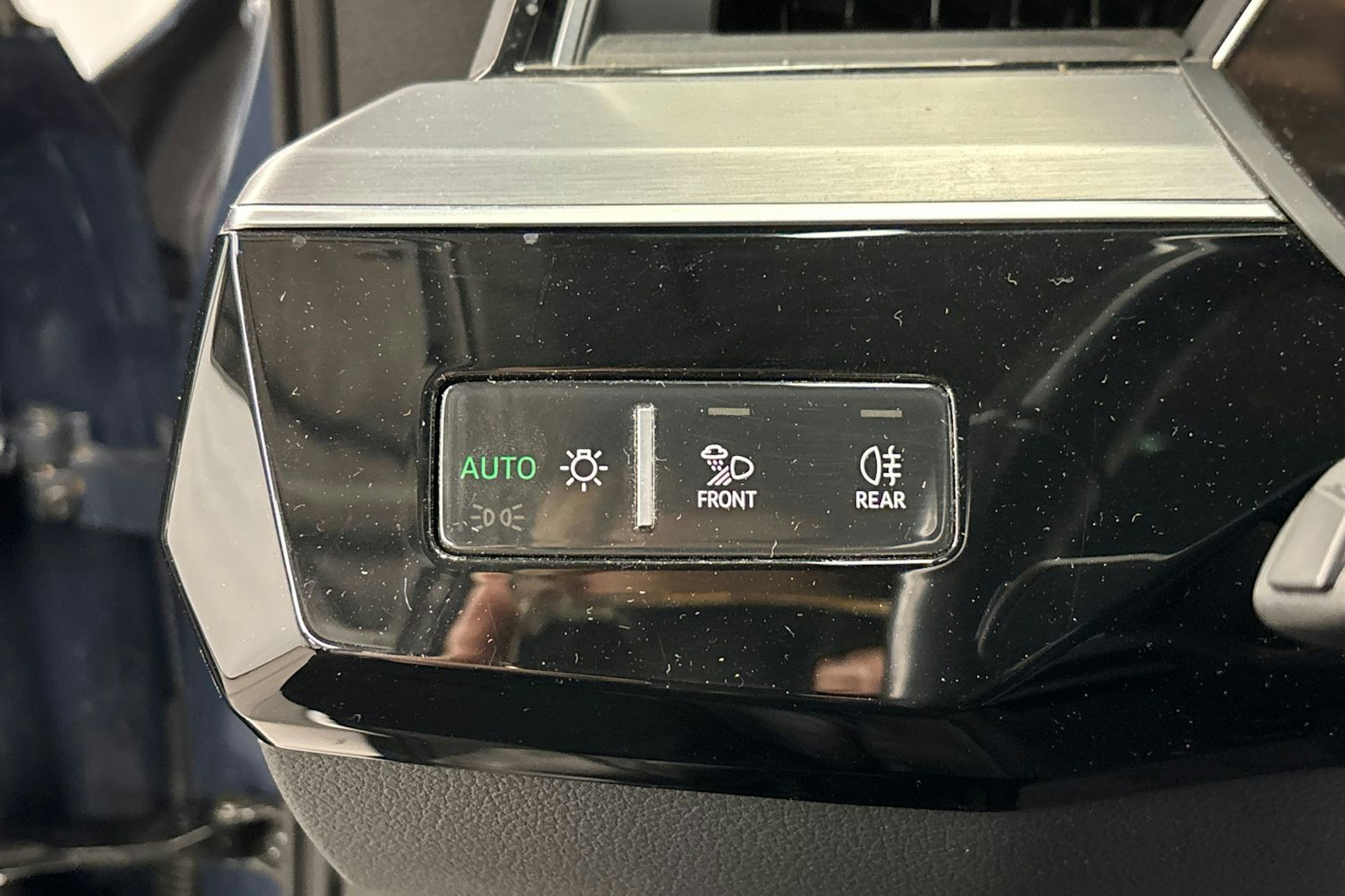 sininen Audi Q8 e-tron 2024 kuva 21.