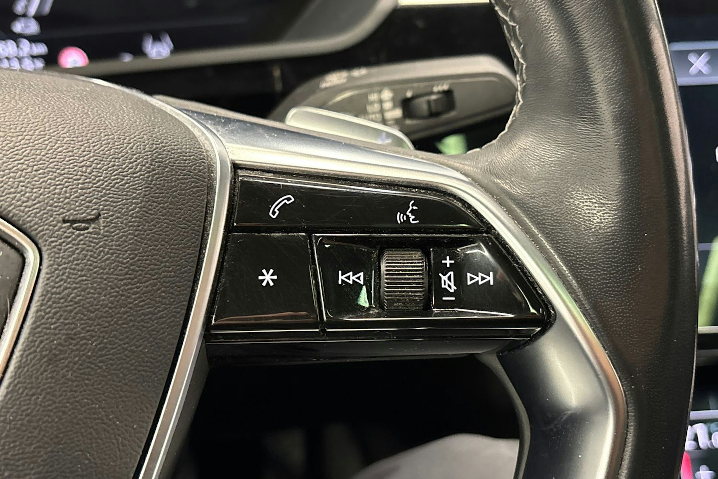 sininen Audi Q8 e-tron 2024 kuva 23.