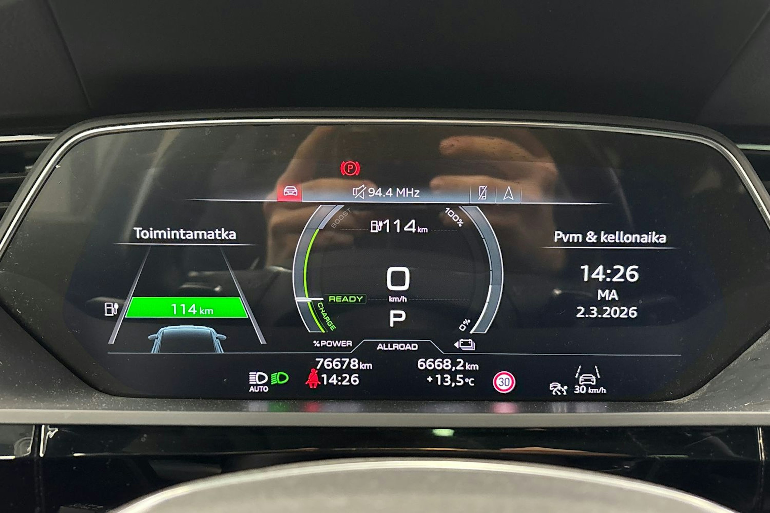 sininen Audi Q8 e-tron 2024 kuva 25.