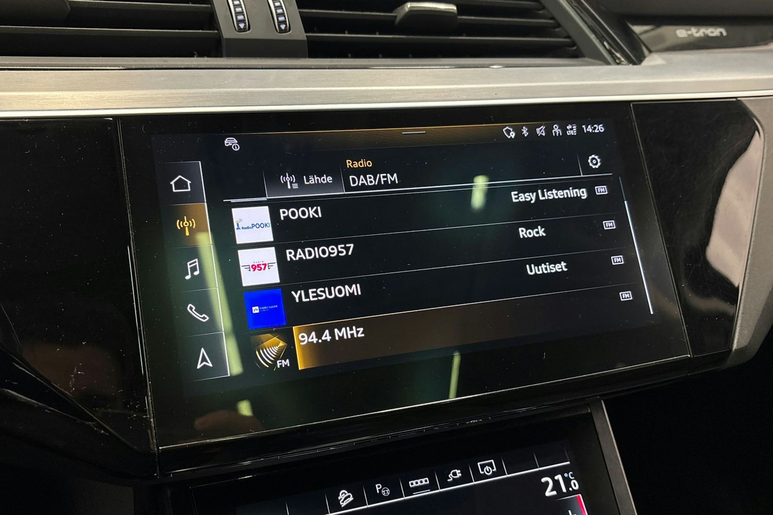 sininen Audi Q8 e-tron 2024 kuva 26.