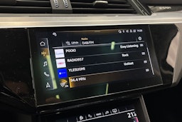 sininen Audi Q8 e-tron 2024 kuva 26.