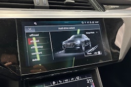sininen Audi Q8 e-tron 2024 kuva 28.