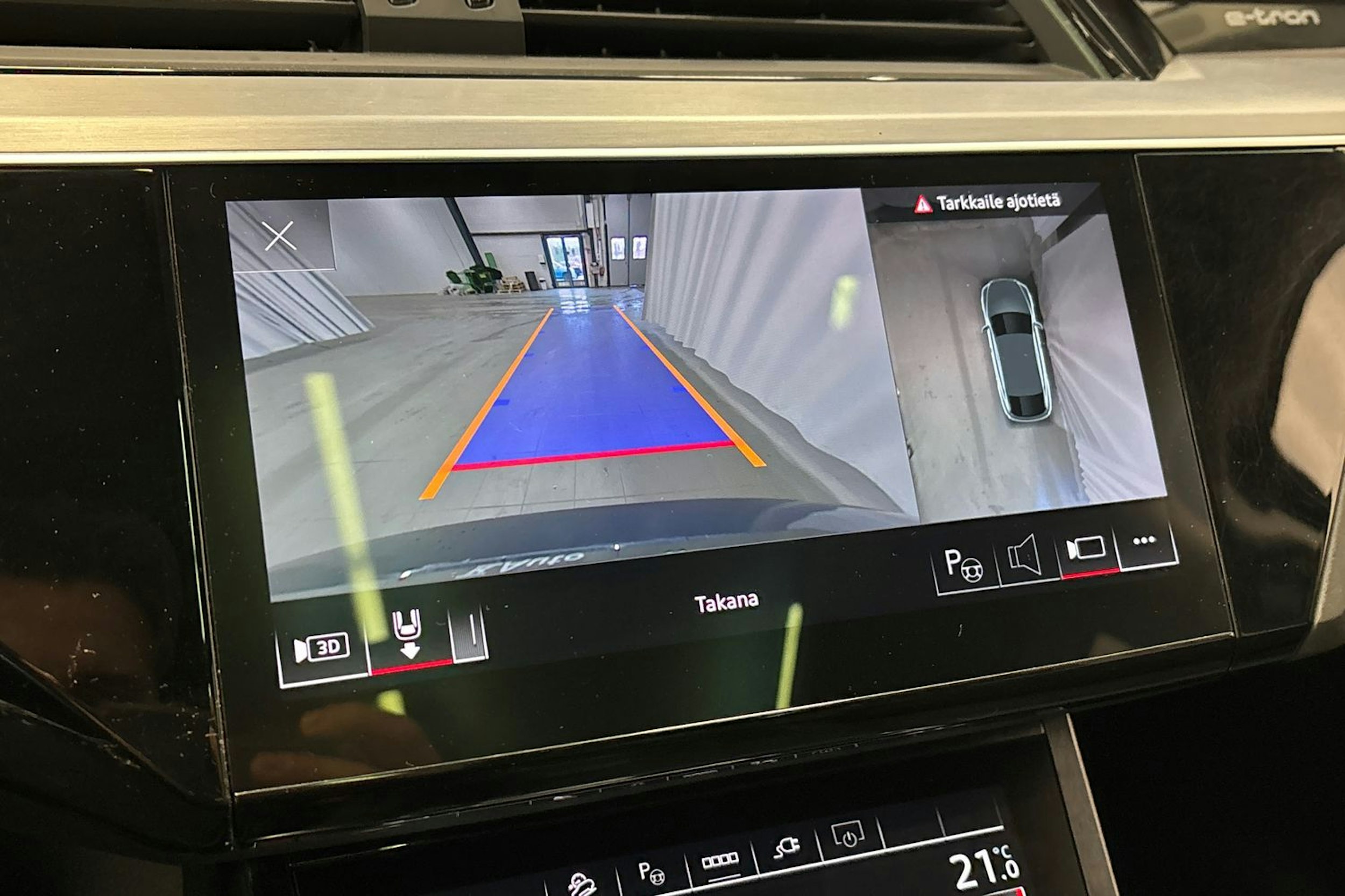 sininen Audi Q8 e-tron 2024 kuva 29.