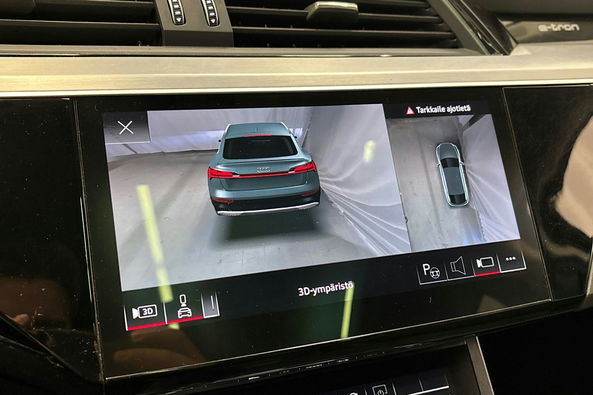 sininen Audi Q8 e-tron 2024 kuva 30.