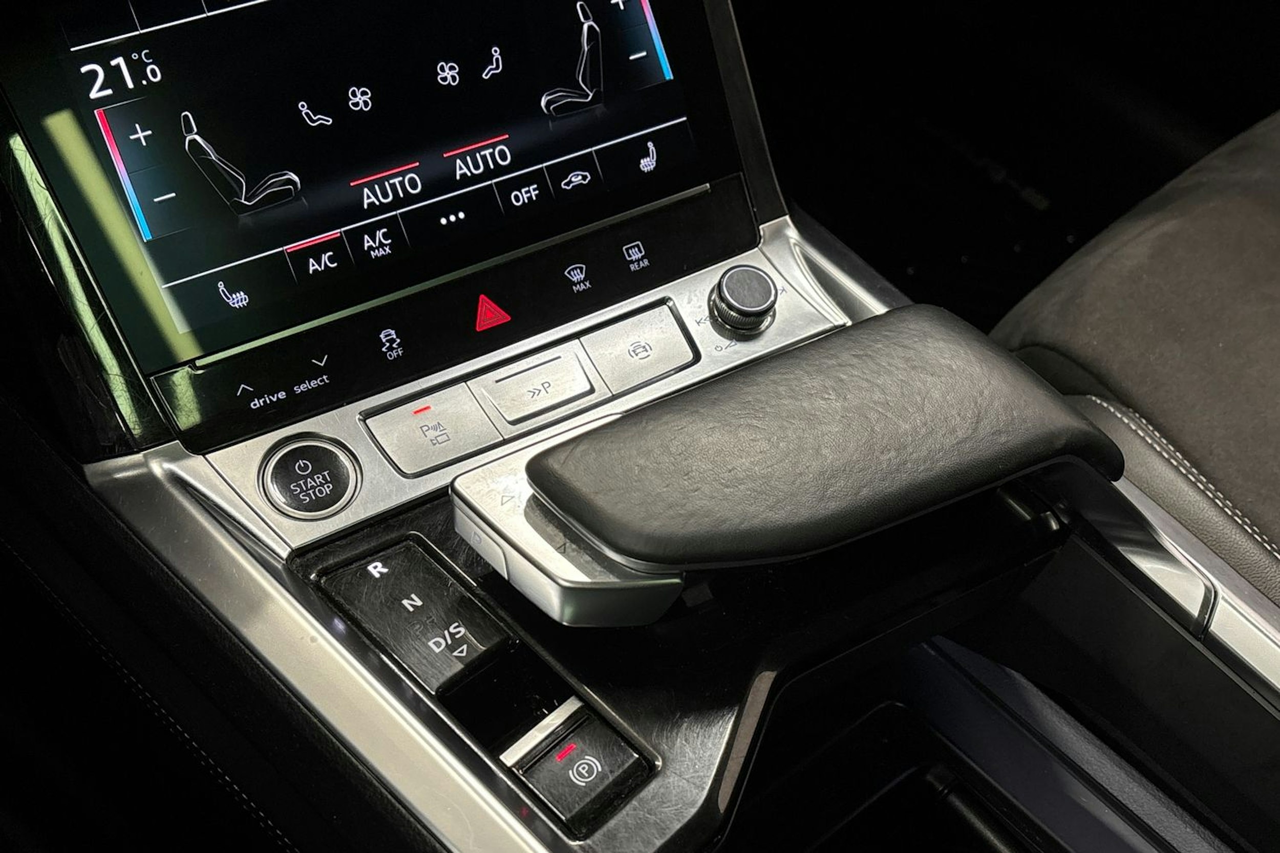 sininen Audi Q8 e-tron 2024 kuva 32.