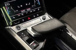 sininen Audi Q8 e-tron 2024 kuva 32.