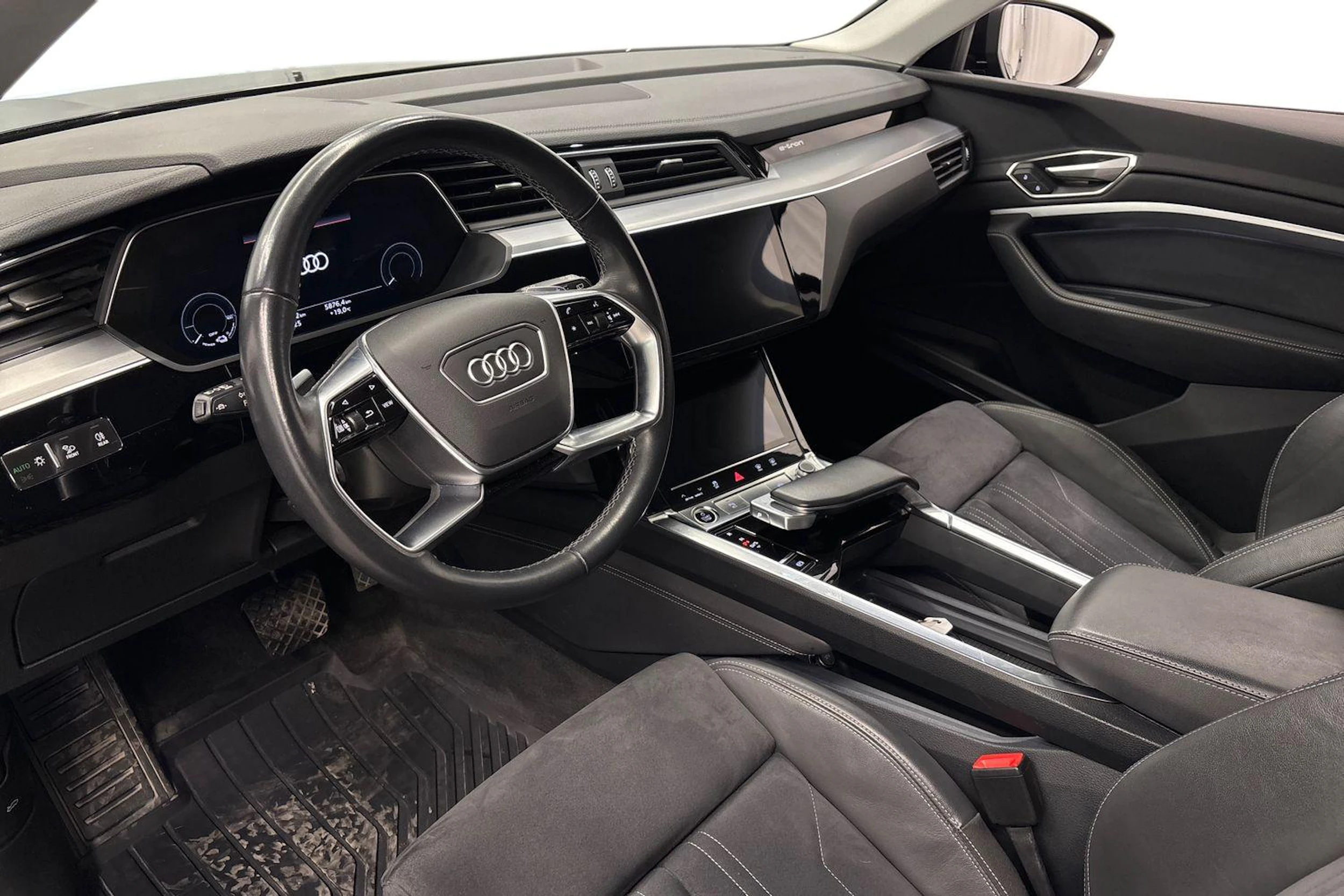 musta Audi Q8 e-tron 2024 kuva 6.