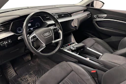 musta Audi Q8 e-tron 2024 kuva 6.