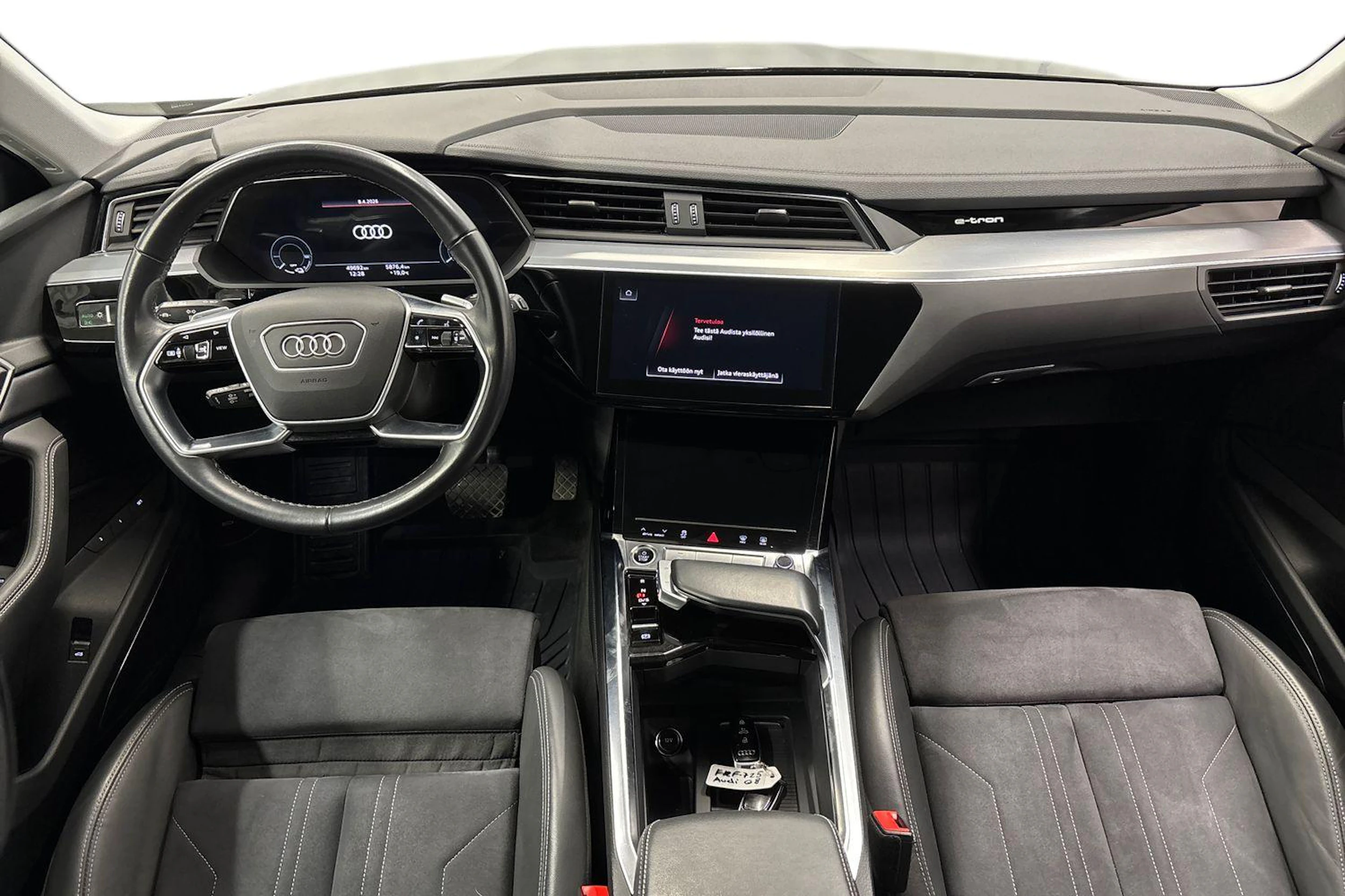 musta Audi Q8 e-tron 2024 kuva 7.