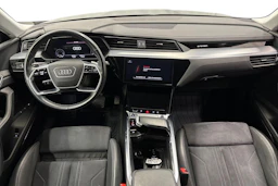 musta Audi Q8 e-tron 2024 kuva 7.