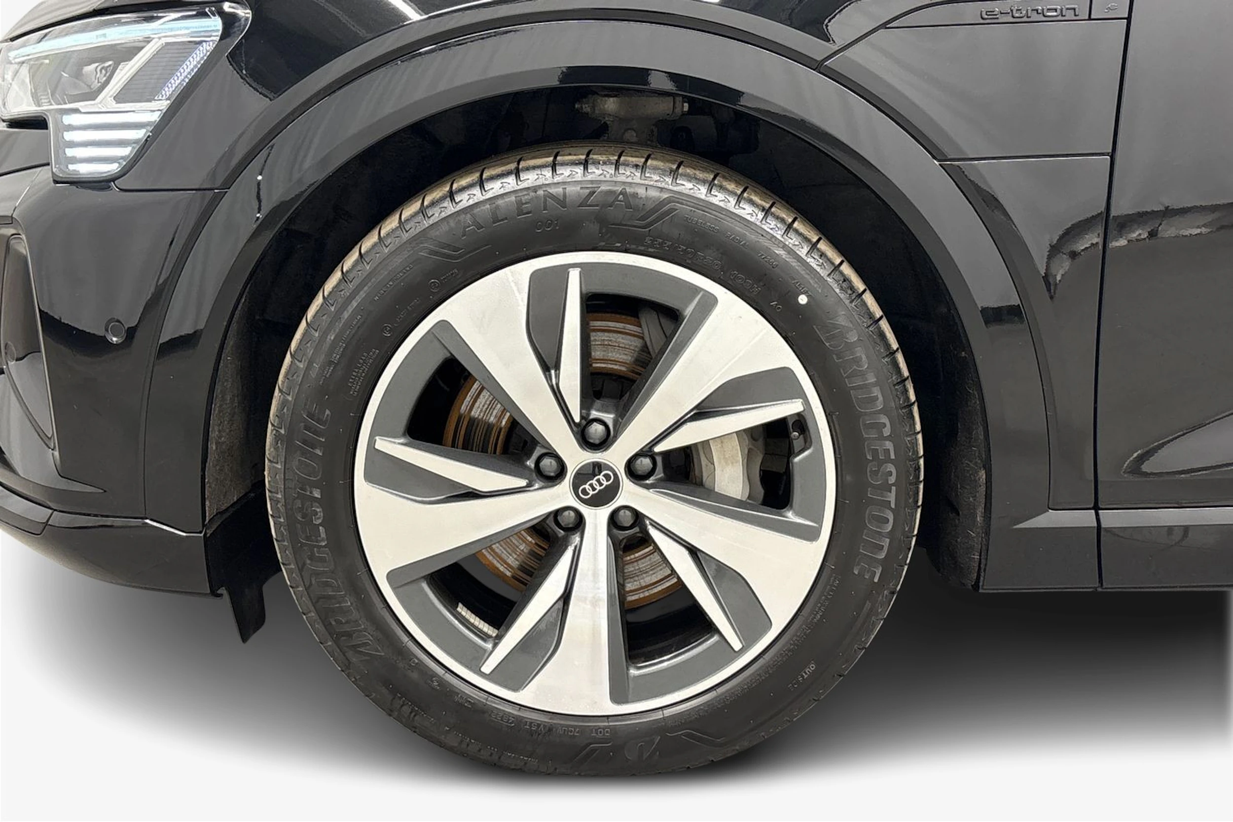 musta Audi Q8 e-tron 2024 kuva 9.