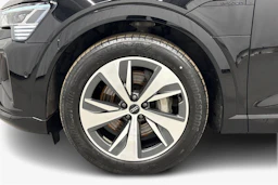 musta Audi Q8 e-tron 2024 kuva 9.