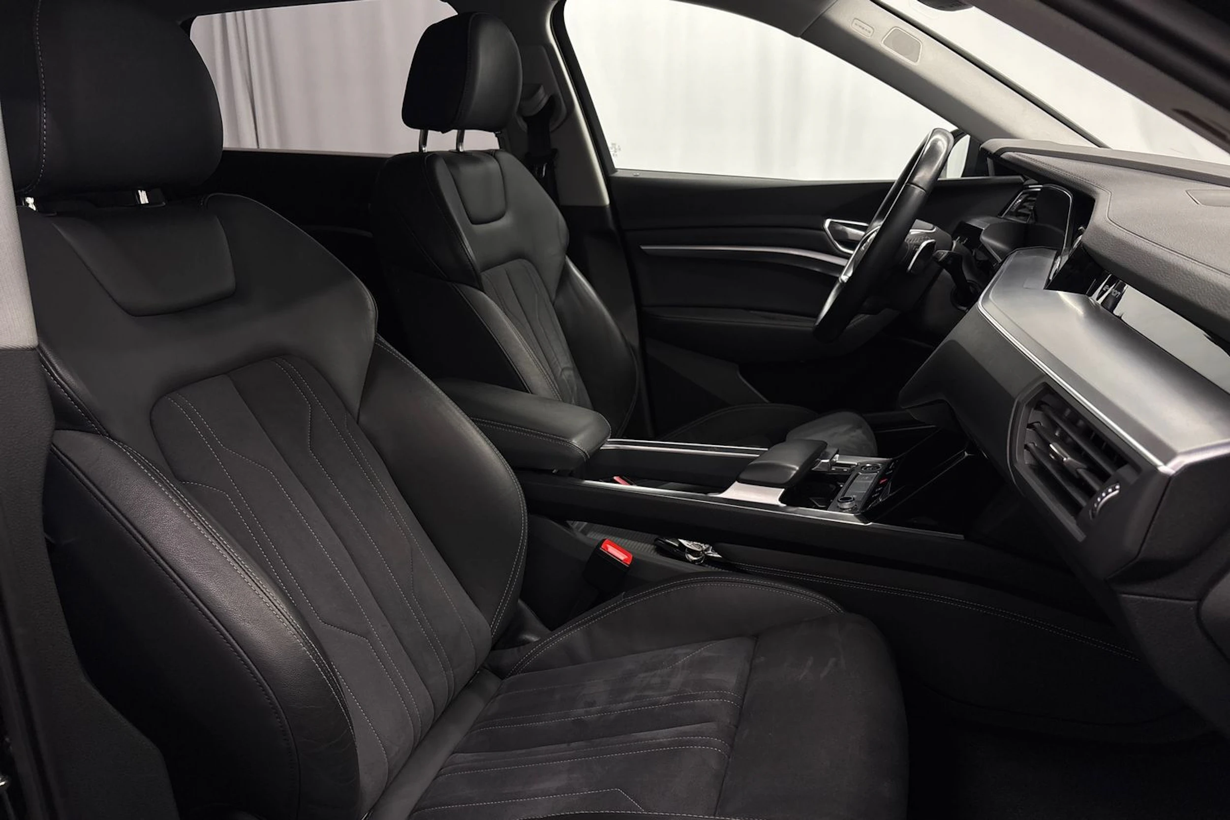musta Audi Q8 e-tron 2024 kuva 11.