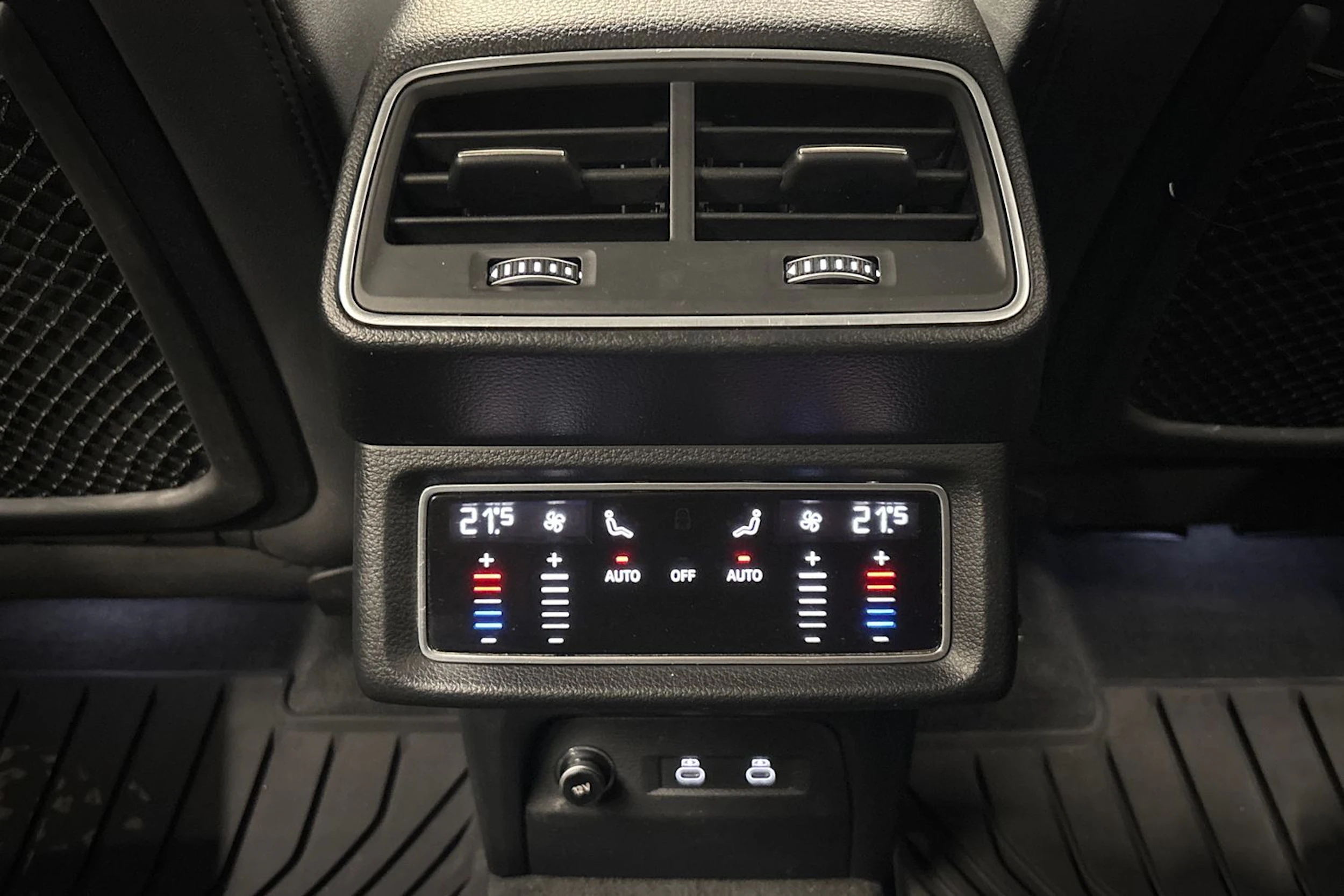 musta Audi Q8 e-tron 2024 kuva 12.