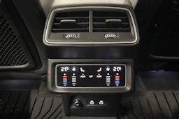 musta Audi Q8 e-tron 2024 kuva 12.