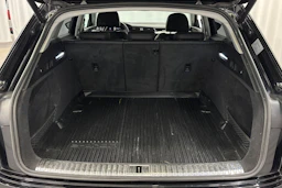 musta Audi Q8 e-tron 2024 kuva 13.