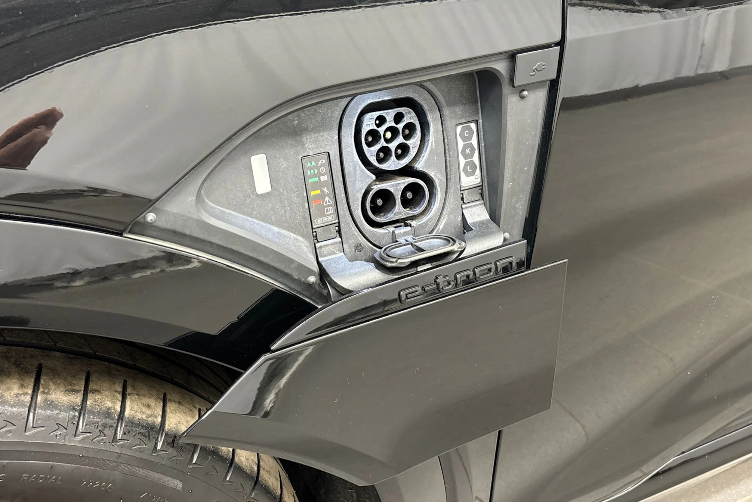 musta Audi Q8 e-tron 2024 kuva 15.
