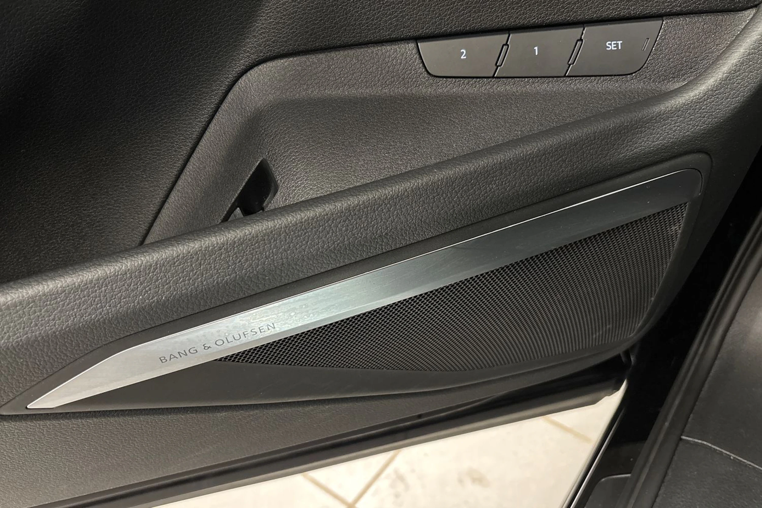 musta Audi Q8 e-tron 2024 kuva 16.