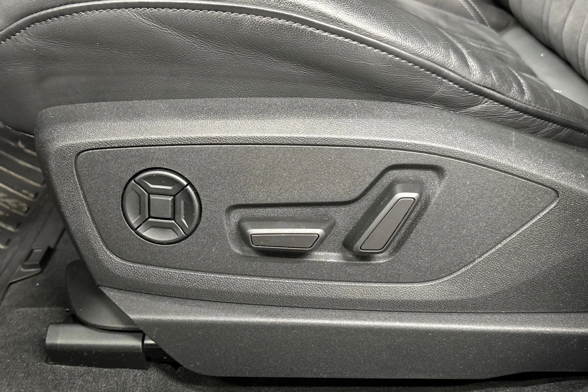 musta Audi Q8 e-tron 2024 kuva 17.