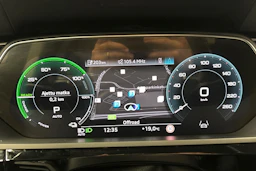 musta Audi Q8 e-tron 2024 kuva 19.