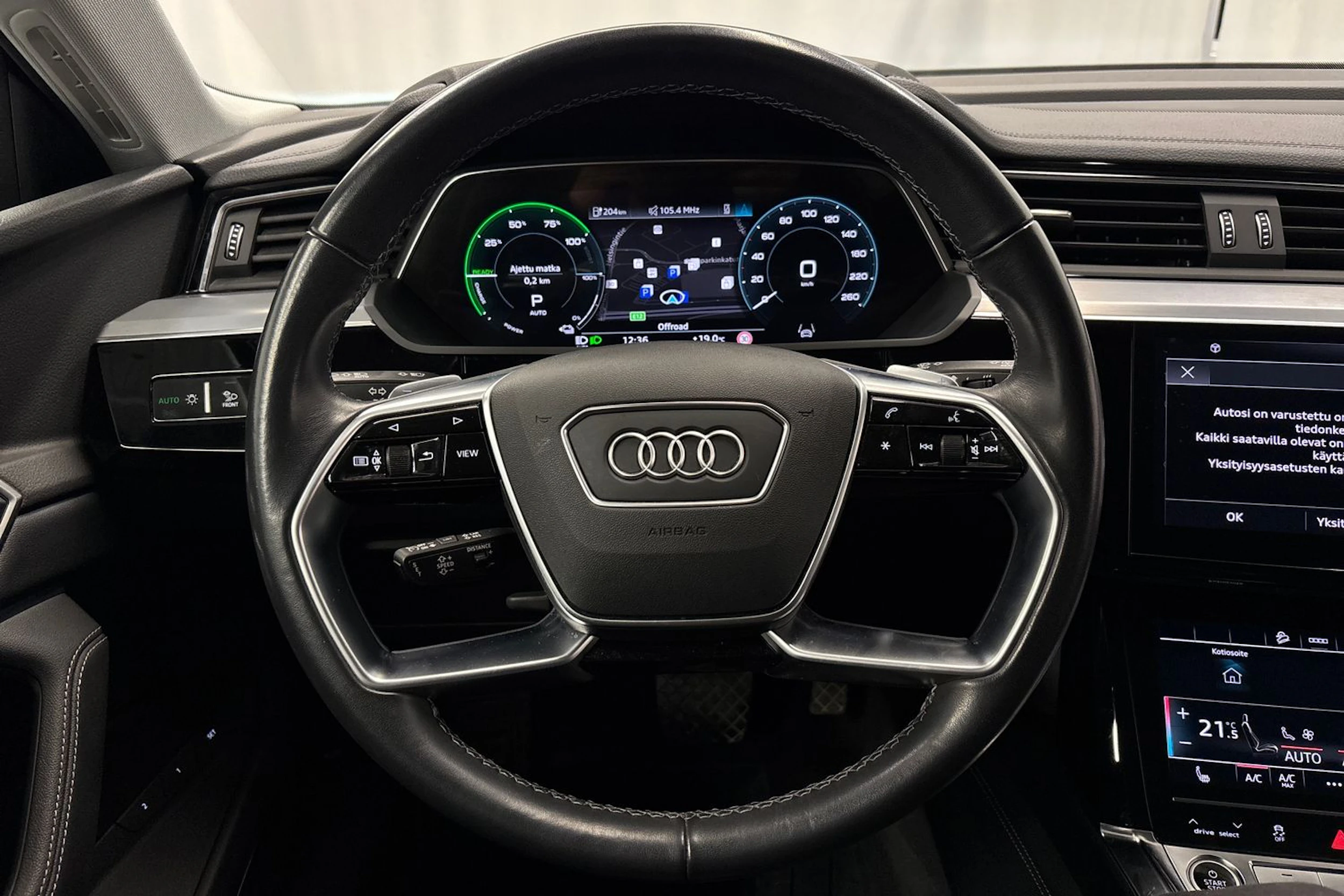 musta Audi Q8 e-tron 2024 kuva 21.