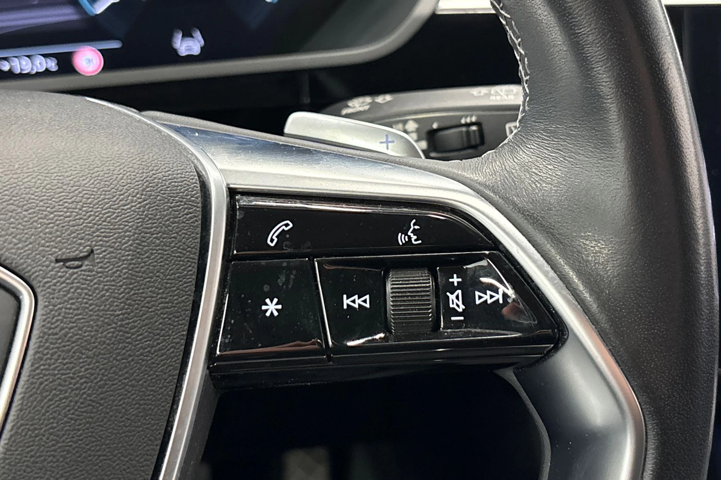 musta Audi Q8 e-tron 2024 kuva 23.