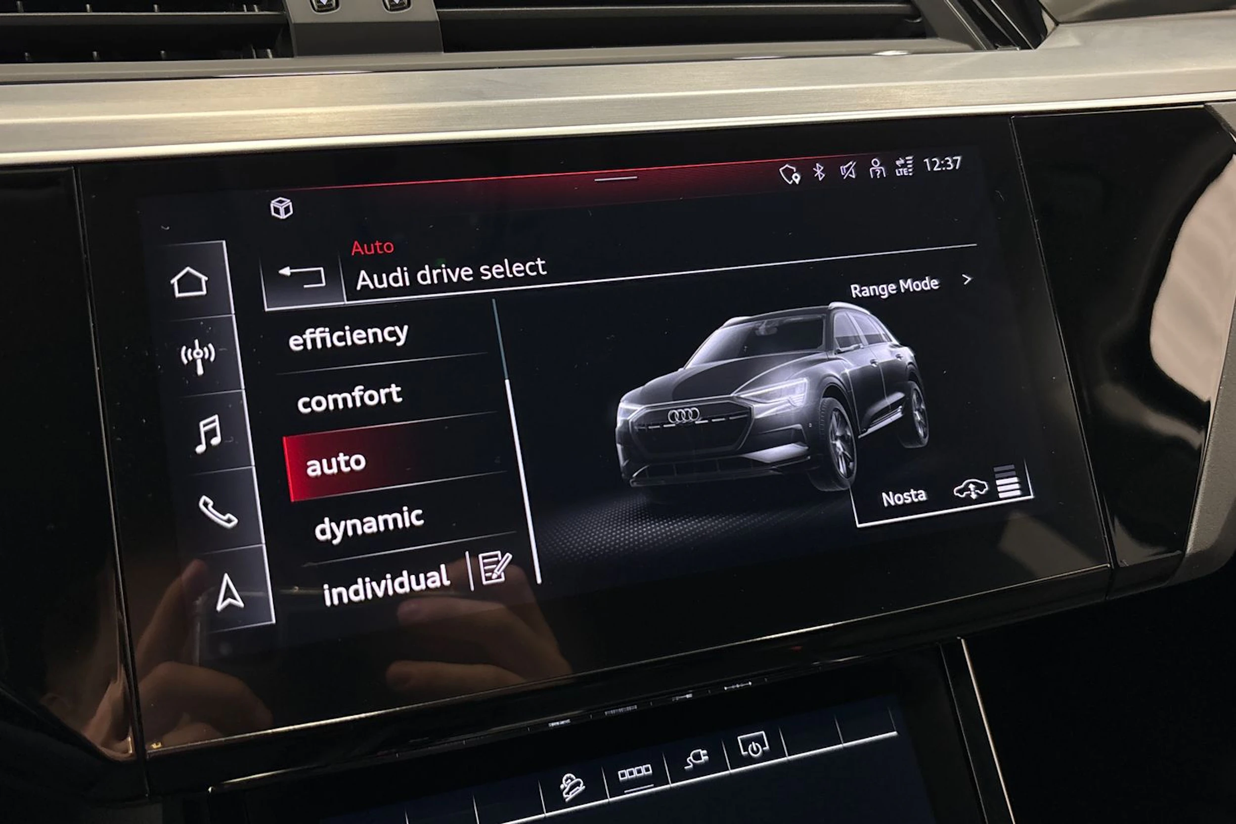 musta Audi Q8 e-tron 2024 kuva 25.