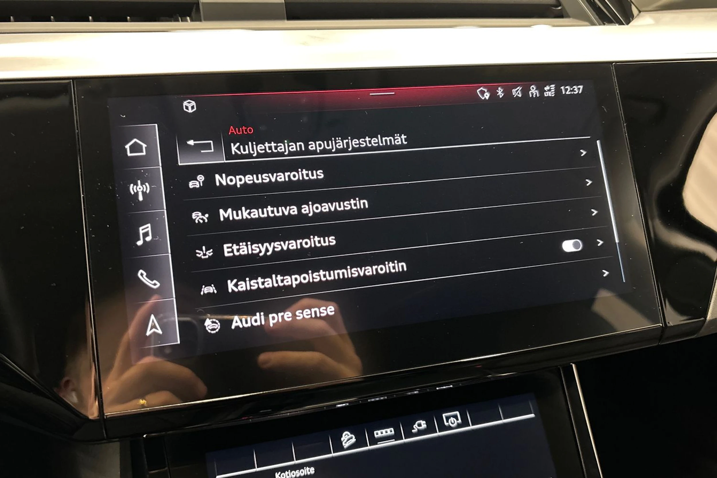musta Audi Q8 e-tron 2024 kuva 26.