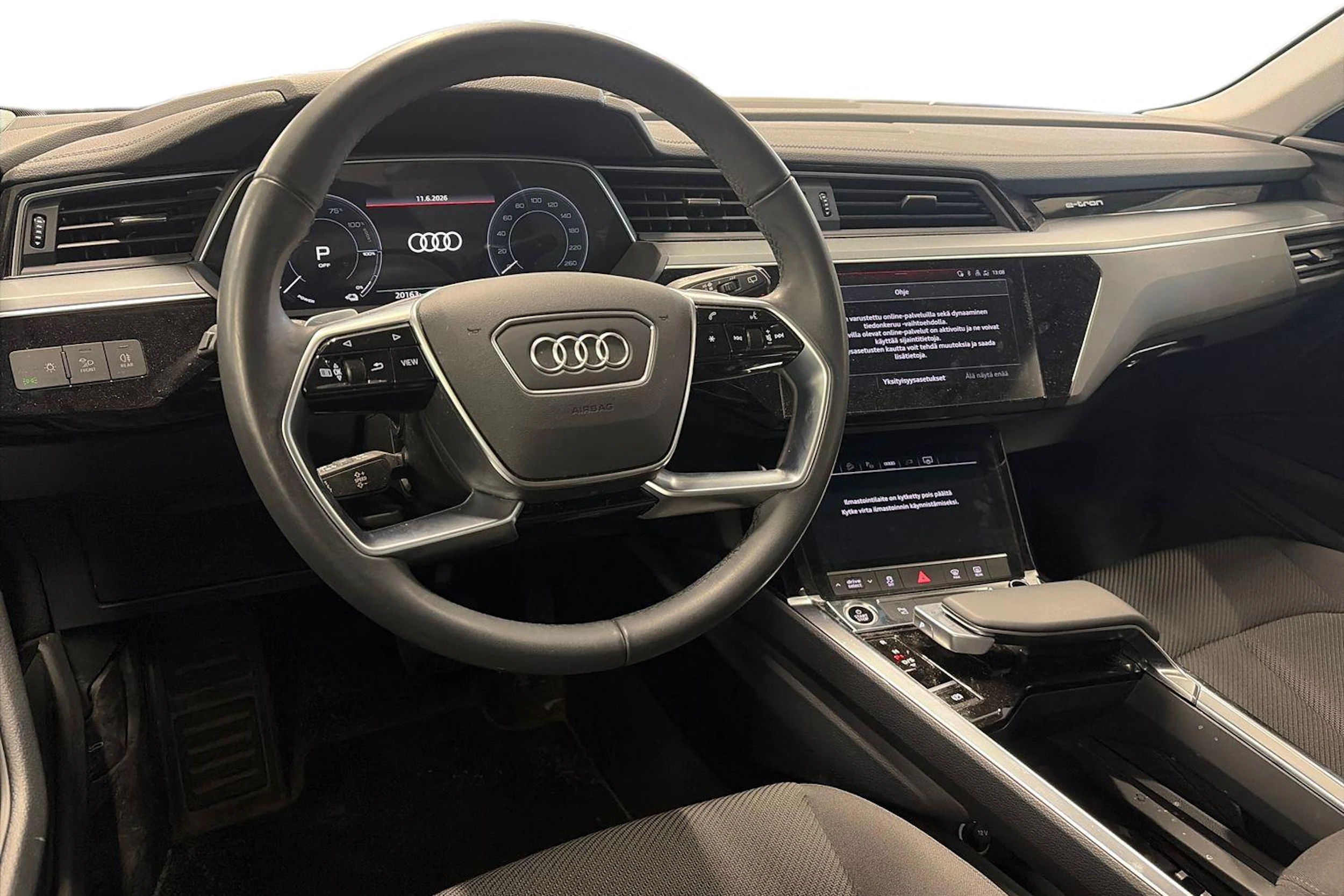 sininen Audi Q8 e-tron 2024 kuva 3.