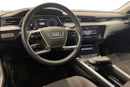sininen Audi Q8 e-tron 2024 kuva 3.