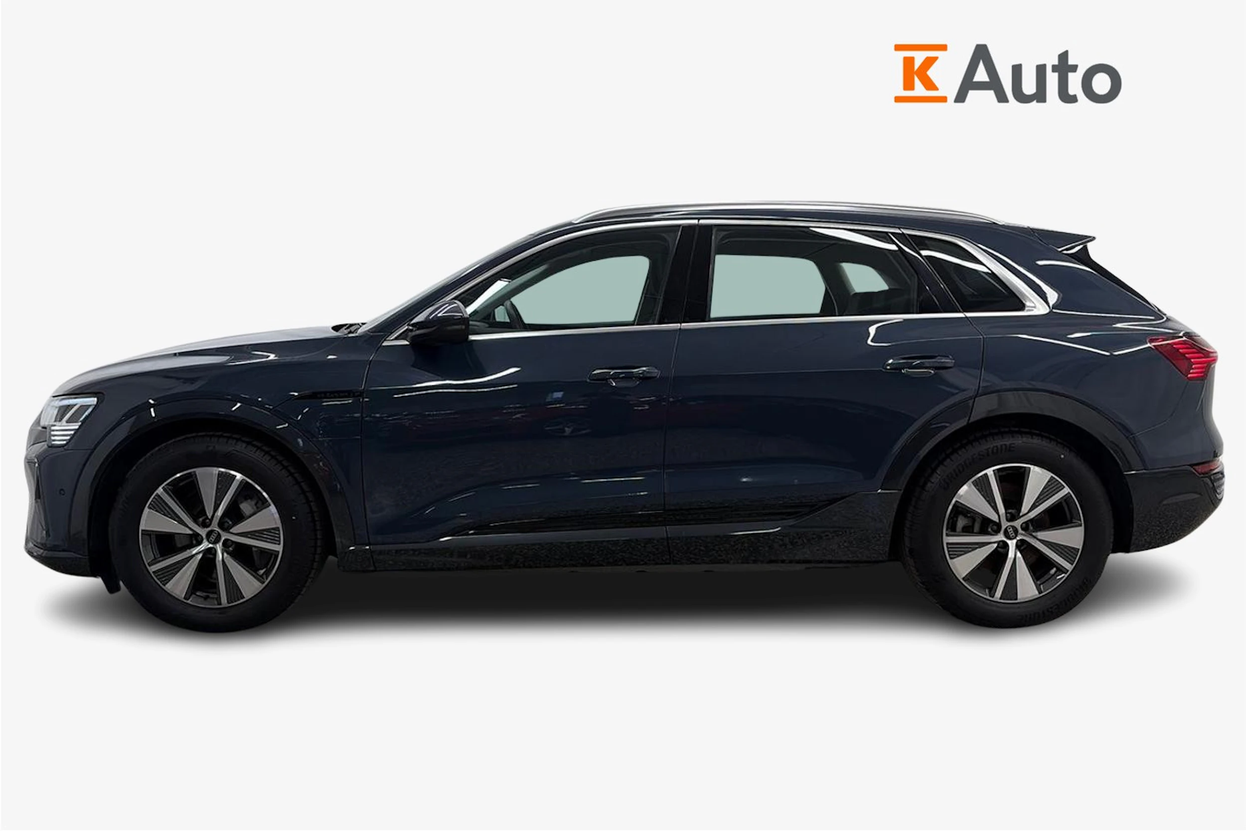sininen Audi Q8 e-tron 2024 kuva 5.