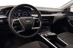 sininen Audi Q8 e-tron 2024 kuva 6.