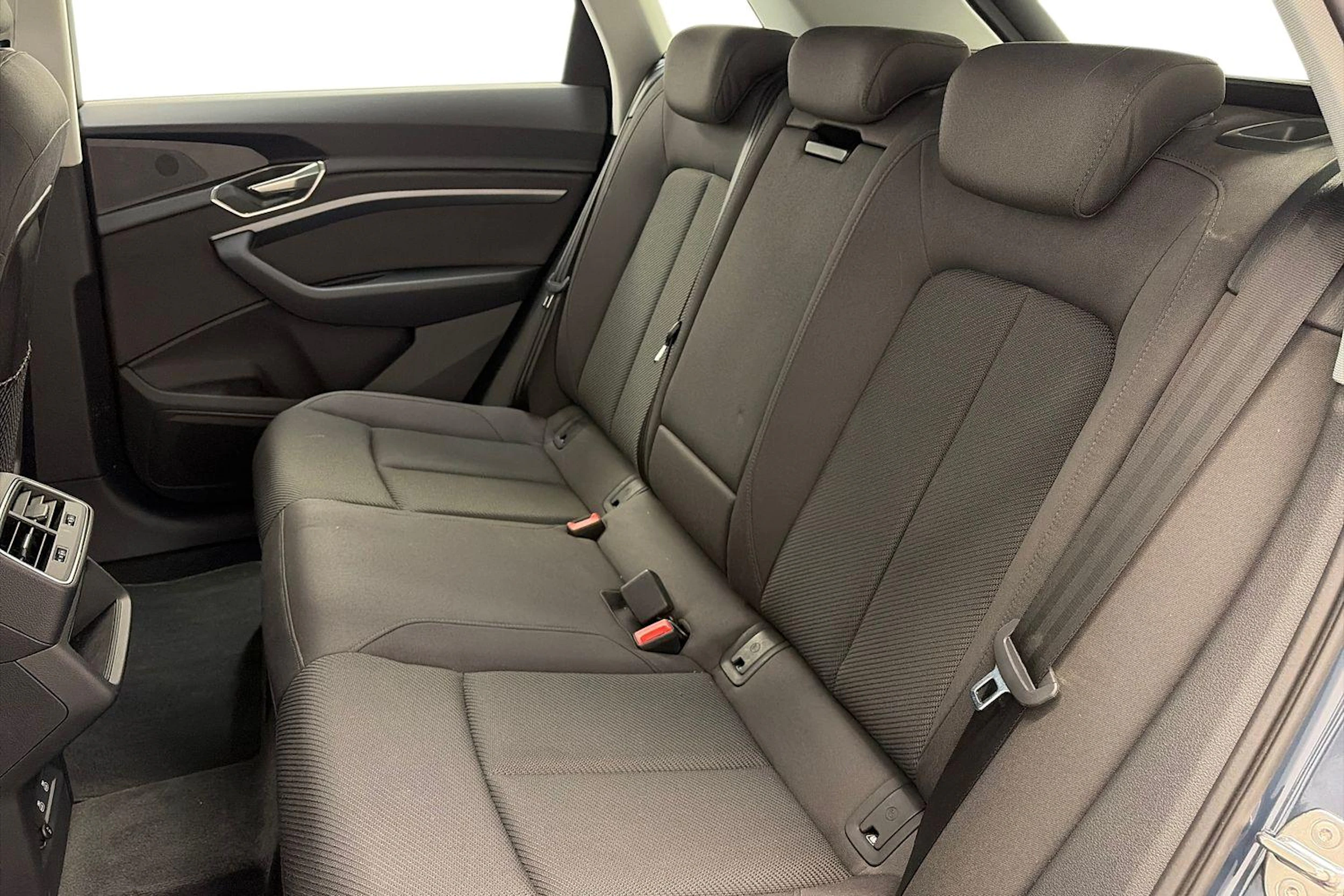 sininen Audi Q8 e-tron 2024 kuva 8.