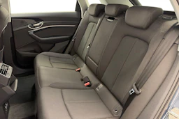 sininen Audi Q8 e-tron 2024 kuva 8.
